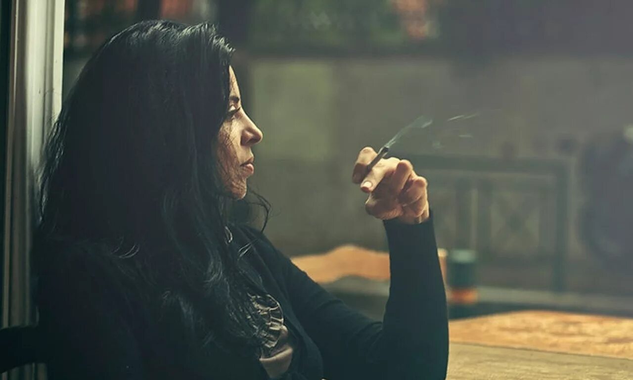 Сидящие сидящие с курящими курящие. Девушка у окна. Сижу курю. Сидящие сидящие с курящими курящие. Девушка курит зимой.