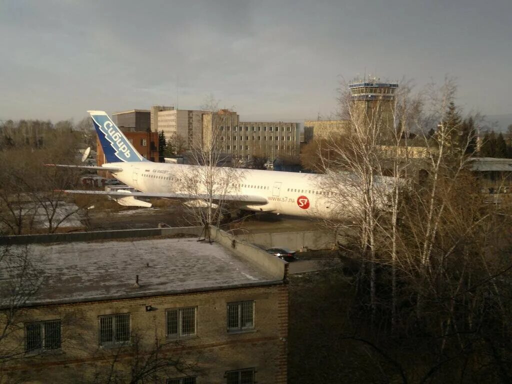 Самолет в дом в новосибирске. Музей самолетов в Новосибирске. Ил 86 Новосибирск. Ил 86 в Новосибирске памятник. Самолет-памятник в Новосибирске Толмачево.