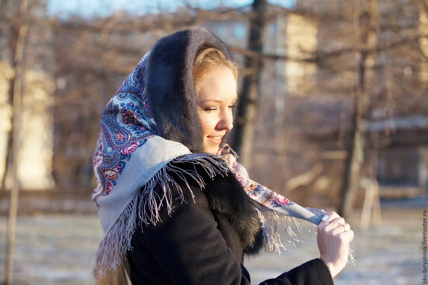 Зимний платок на голову. Павлопосадский платок с шубой. Платок на голову под шубу. Женщина в платке.