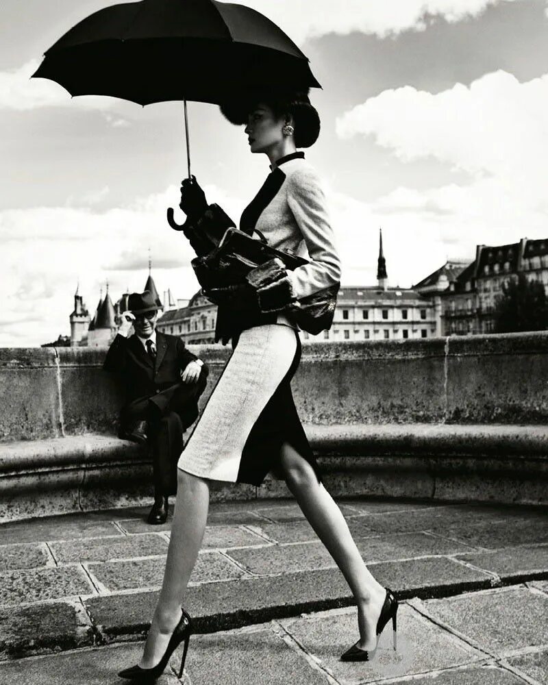 Одри Хепберн Эйфелева башня. Парижский Гаврош стиль. Одри Хепберн в Париже. Одри Хепберн с зонтом.