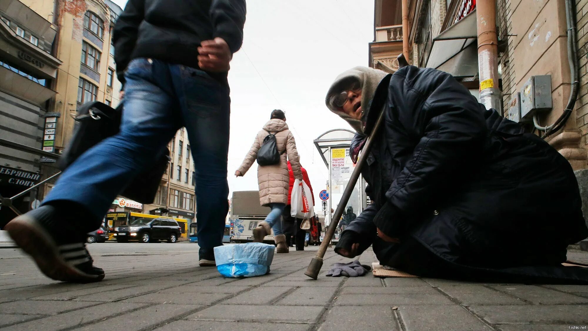 Бедная терпит. Бедная Россия. Нищие россияне. Нищета в России. Бедные россияне.