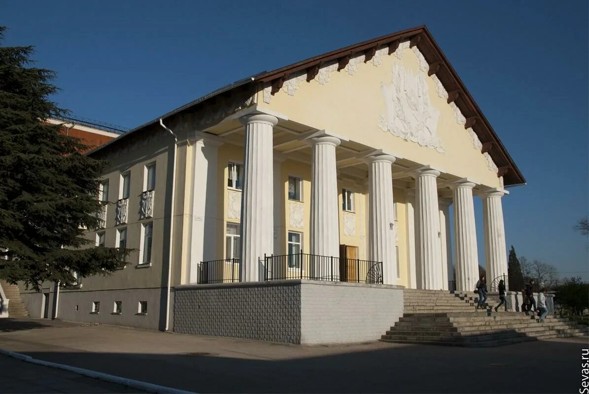 Дворец культуры севастопольский сахарная головка. Дом культуры севастополь. Дом культуры андреевка севастополь. Дворец культуры севастопольский. Ул ленина 25 севастополь.