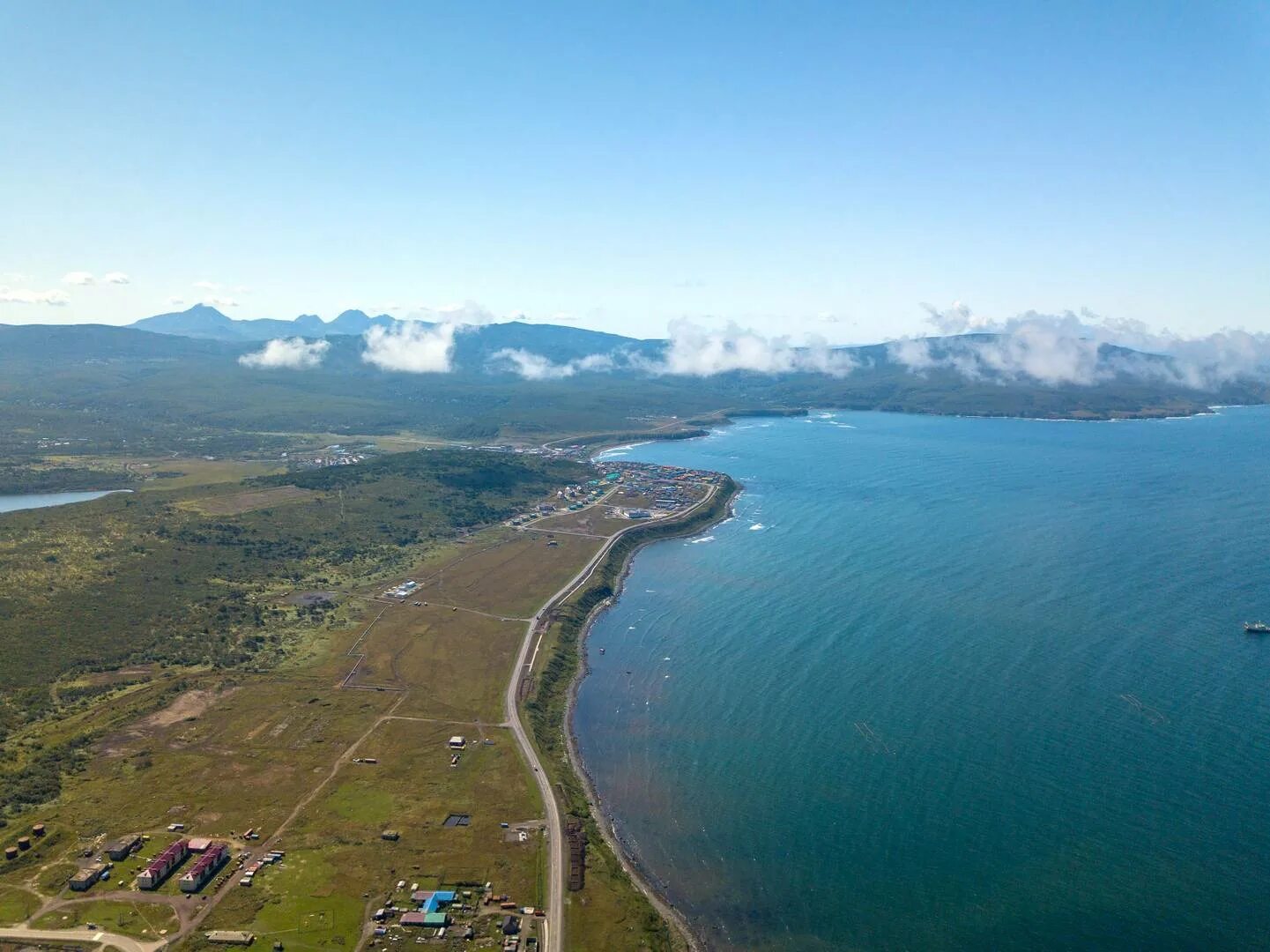 Село курил. Южно-Курильск Сахалинская область. Город Курильск Сахалинской области. Сахалинская область остров Итуруп. Южно Курильск остров Итуруп.