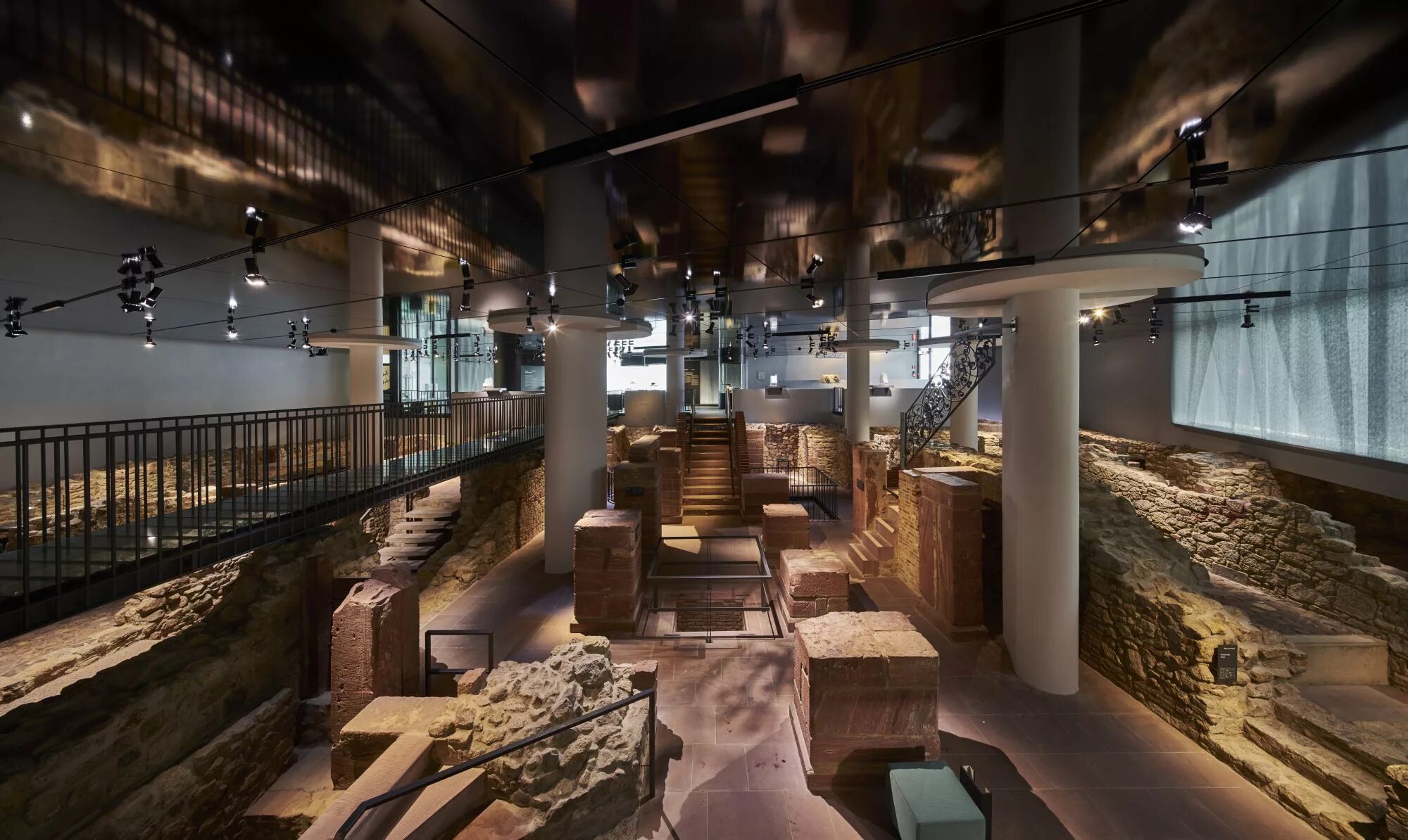 Ins museum. Корпус подводной лодки. Ins museum. Еврейский переулок в триере. Метрополитен-музей в нью-йорке картины.