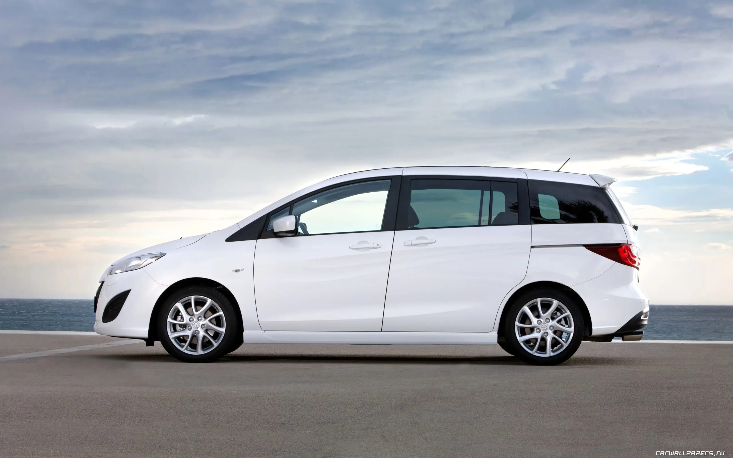 Мазда 5 дизельный. Мазда 5 минивэн. мазда 1.5. mazda 5 2011. мазда 5 минивэн белая.