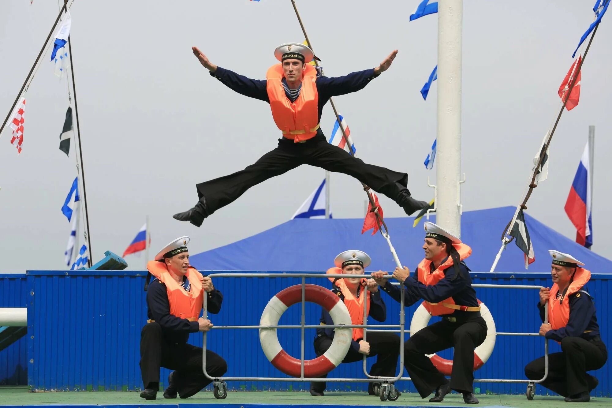 Матросы балтийского флота 1941. Матросский танец яблочко. На палубе матросы танцуют матросы. На палубе матросы танцуют матросы. Морской танец яблочко.