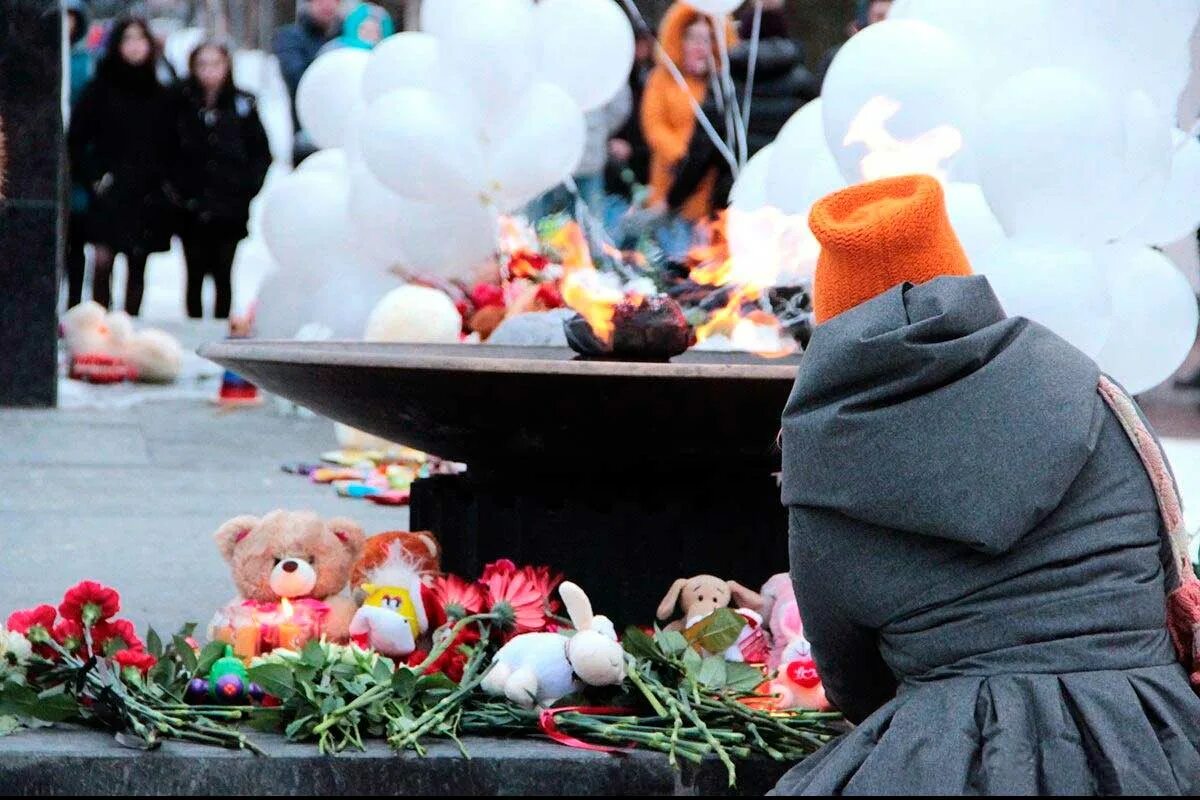 Траур фото. Траур по погибшим в Кемерово. День траура. День траура в России. Будет ли траур по погибшим в крокусе