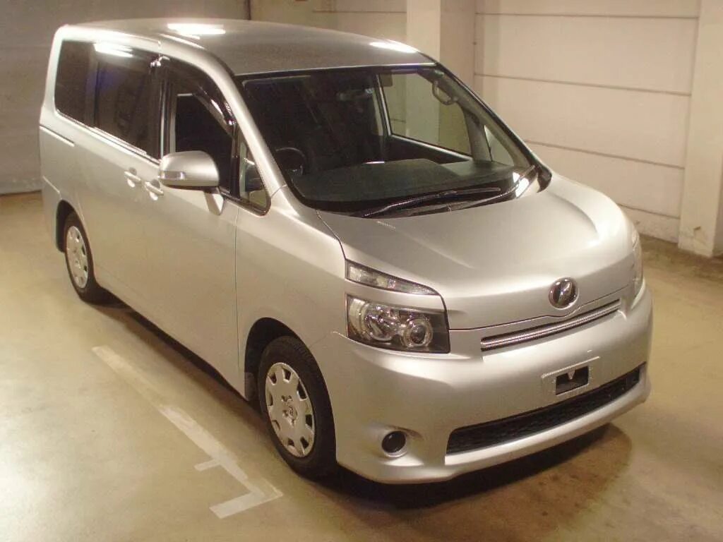 Машина из кореи купить в россию. Toyota Noah. Toyota Noah 5 местный. Toyota минивэн в 8. Китайский авто минивэн.