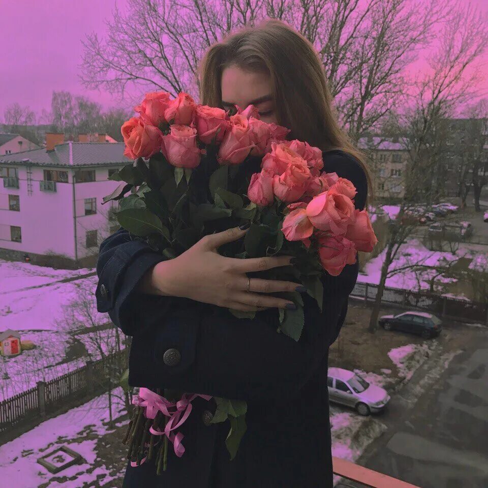 Сохры лица. Девушка с букетом роз. Букет цветов для девушки. Девушка с розами без лица. Букет цветов в руках у девушки.