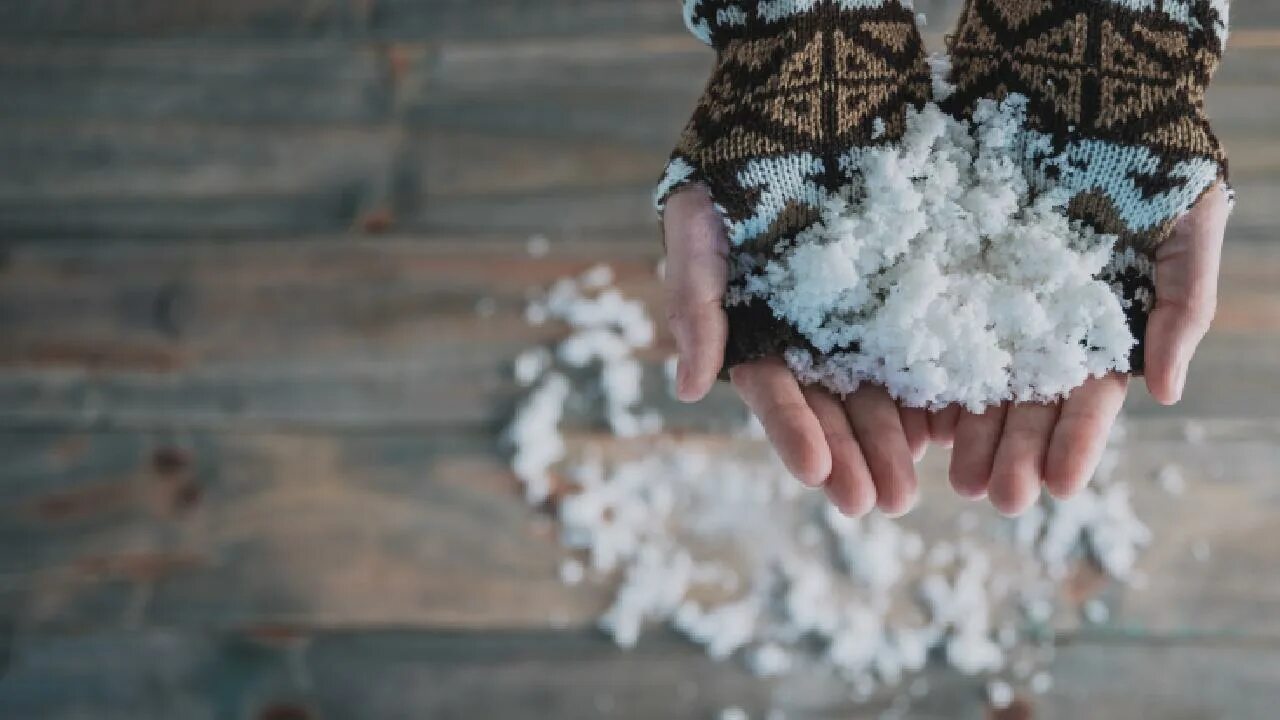 Снег на ладони. Снежинка на ладони. Тает снег в руках. Снежинка на ладони. Тает снег в руках.