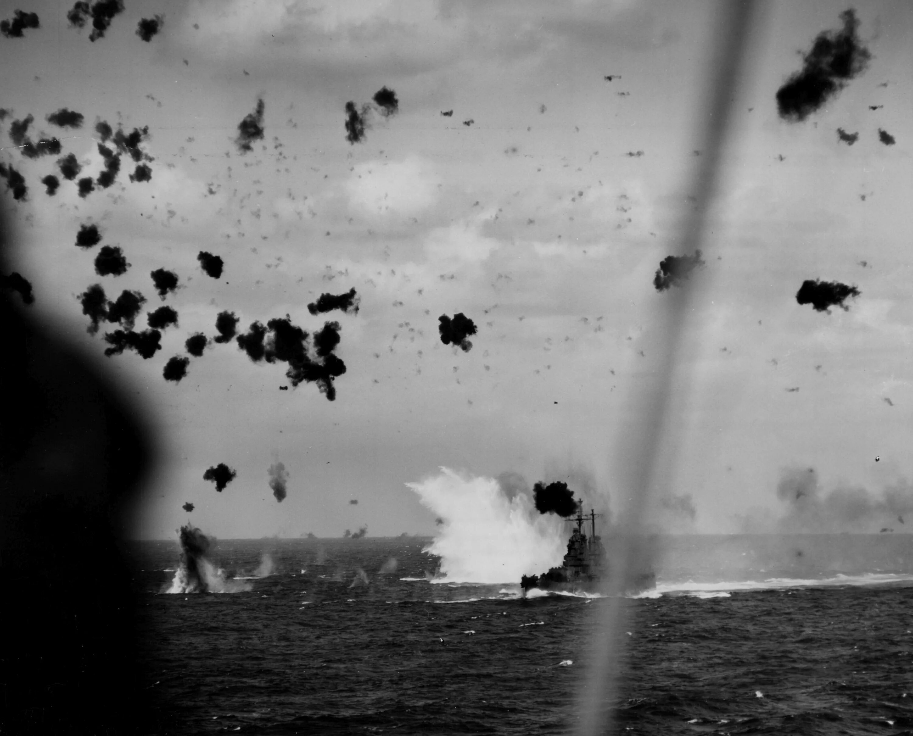 Залп линкора миссури. Обстрел американского корабля. Эсминец вмс великобритании defender. Обстрел американского корабля. Американские корабли второй мировой.