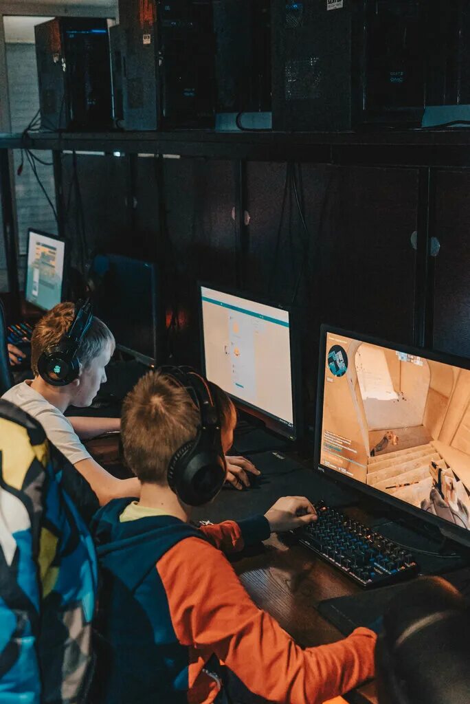 Кибеорклубь владивосток. Бункер кибер клуб. Компьютерный клуб чекпоинт. Unlim компьютерный клуб капитолий. Квин гибер киберспорт.