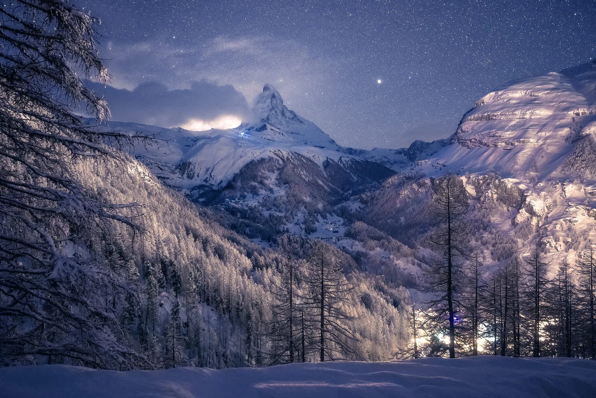 Швейцария альпы 3840 2160. Альпы швейцария зима. Снежные горы ночью. Зимние горы. Гора ночью зимой.