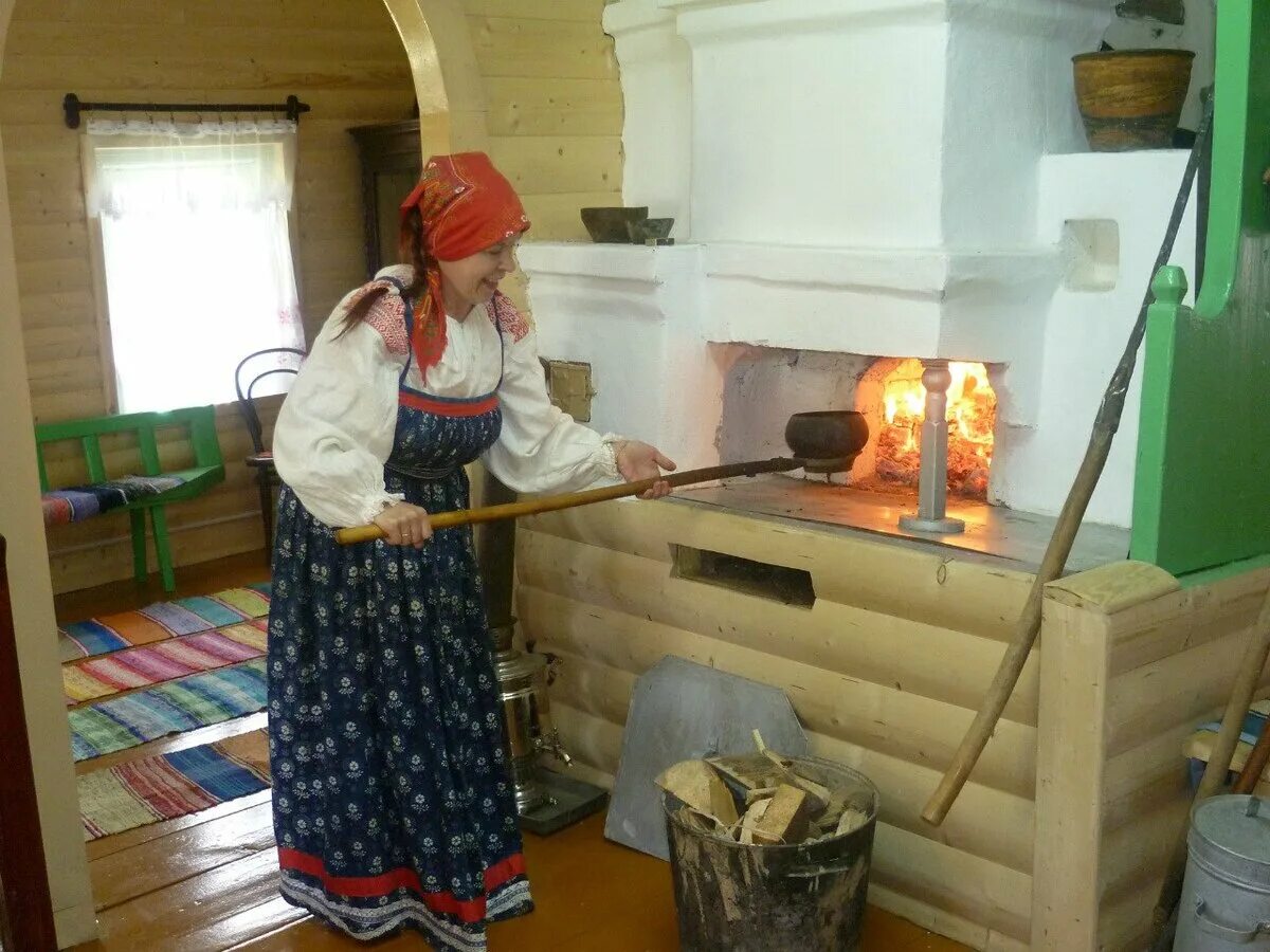 Хозяйка избы. Русская печь с ухватом. древнерусская печь. хозяйка русской избы. бабушка с ухватом.