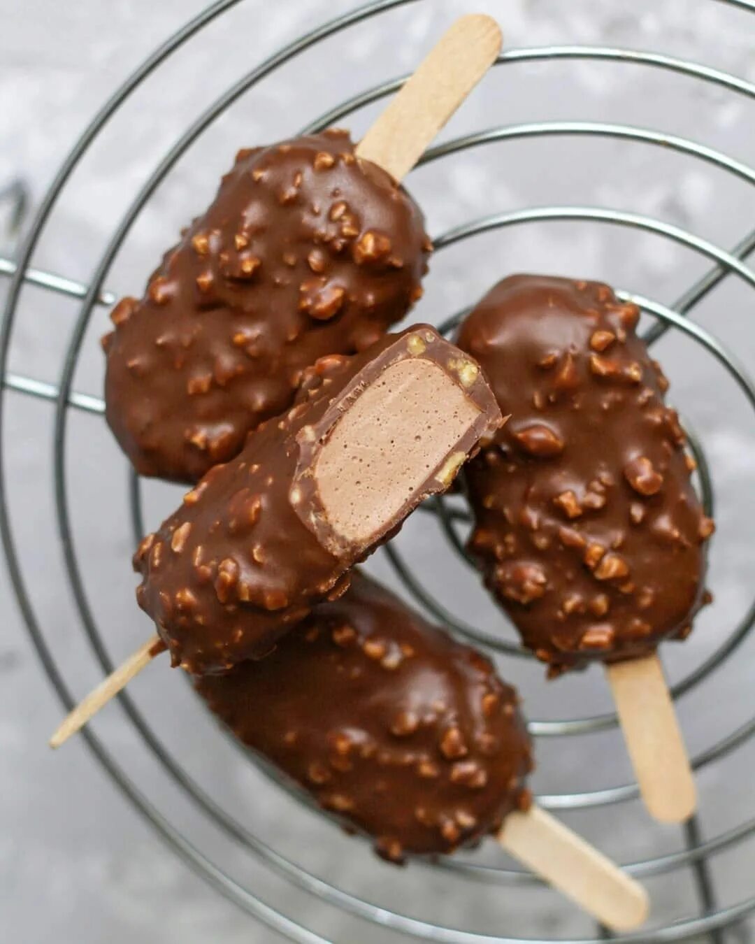 чизкейк эскимо. кейк попсы эскимо для мальчика. кейк попс эскимо на палочке. кейк попсы эскимо. пирожное мороженое эскимо.