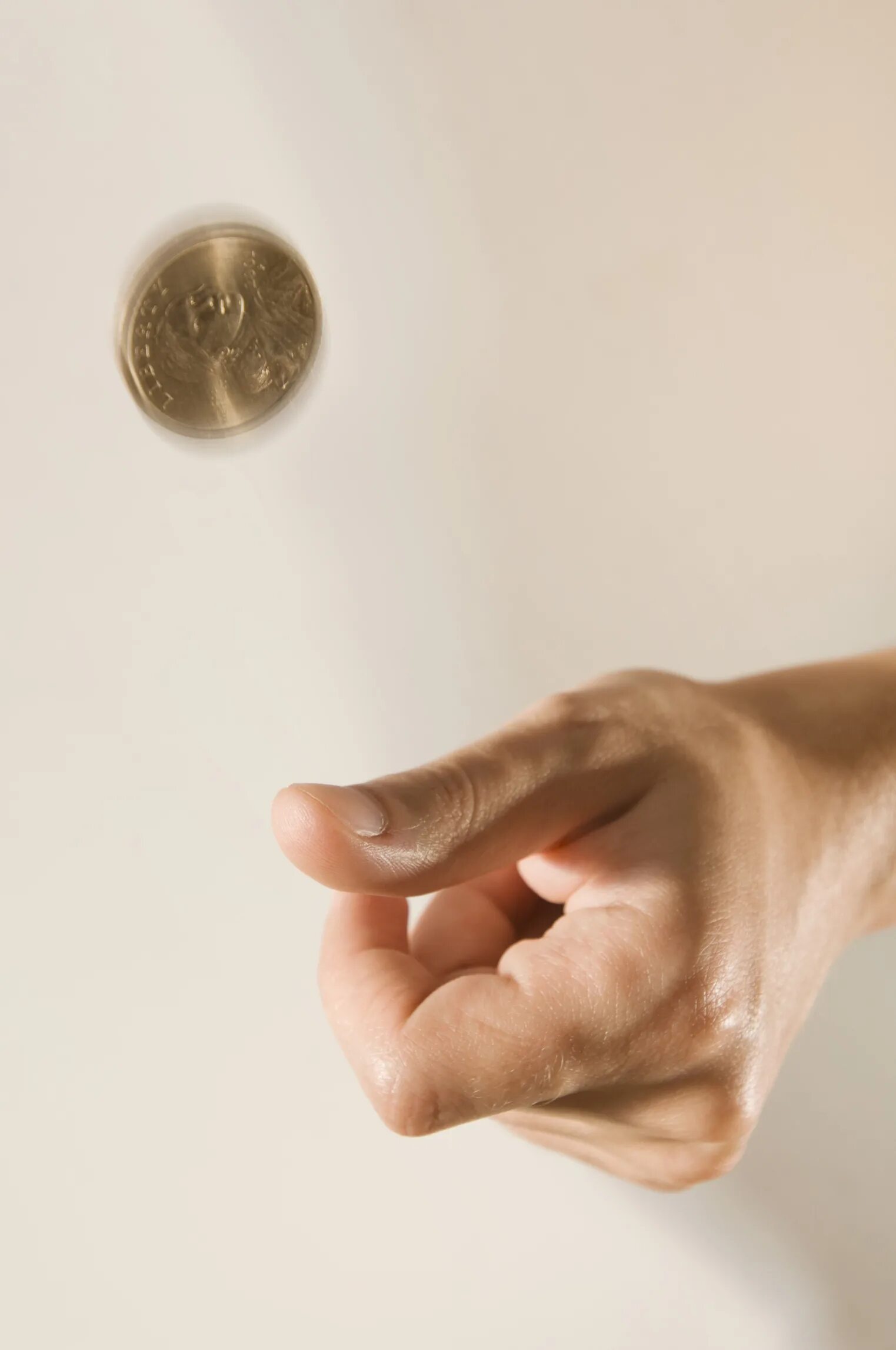 Подброшенная монета. Орел и решка монетка. Монетка в воздухе эстетика. Рука подкидывает монету. Подбрось монетку.