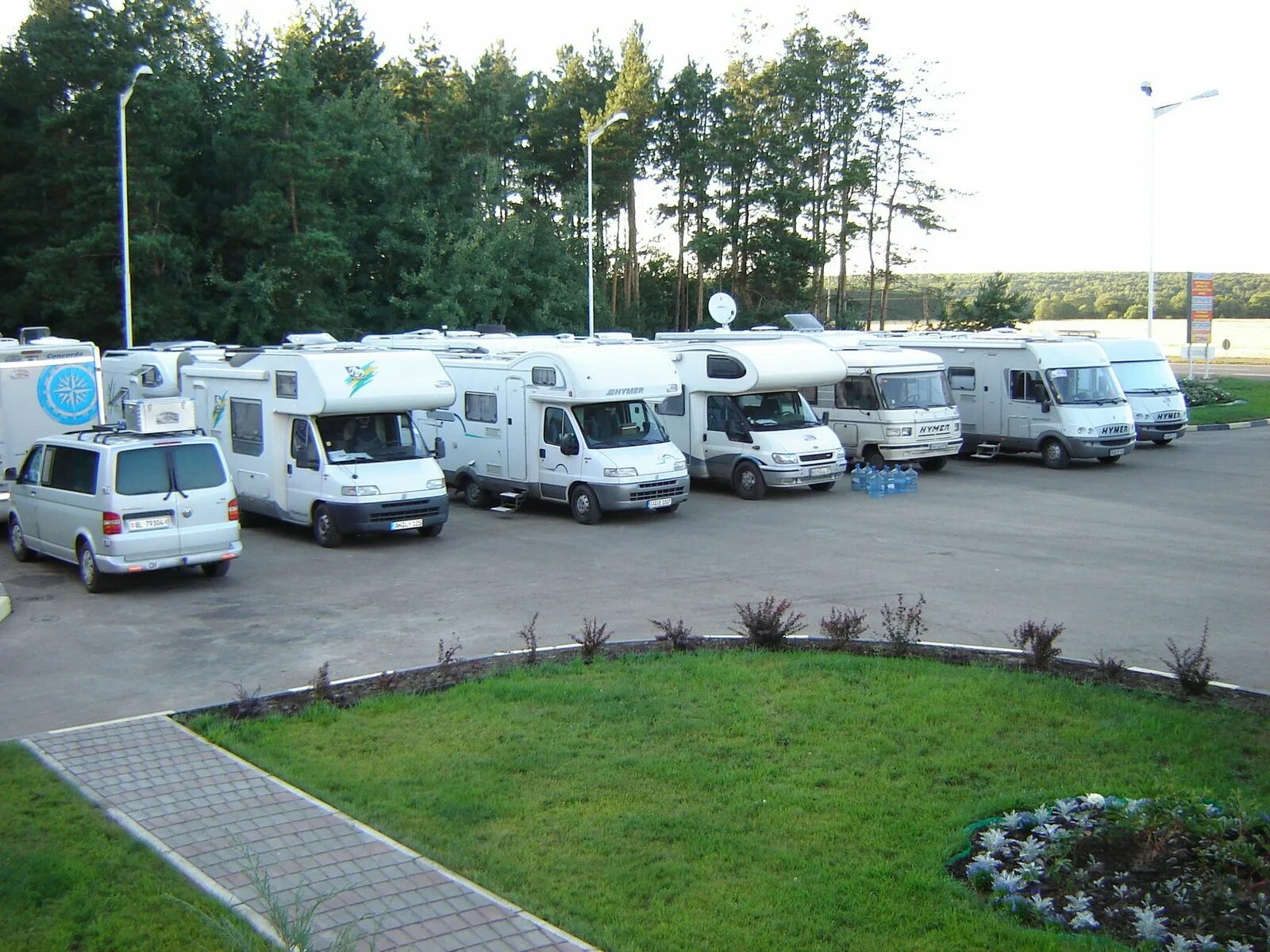 Стоянки для кемперов. Автокемпинг автодом. Автокемпинг караванинг. Стоянки для кемперов. Американские дома на колесах.