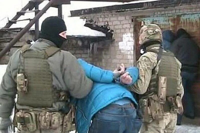 Когда будут судить террористов. Задержанные военные украинские девушки. Привязанные к столбам на Украине.