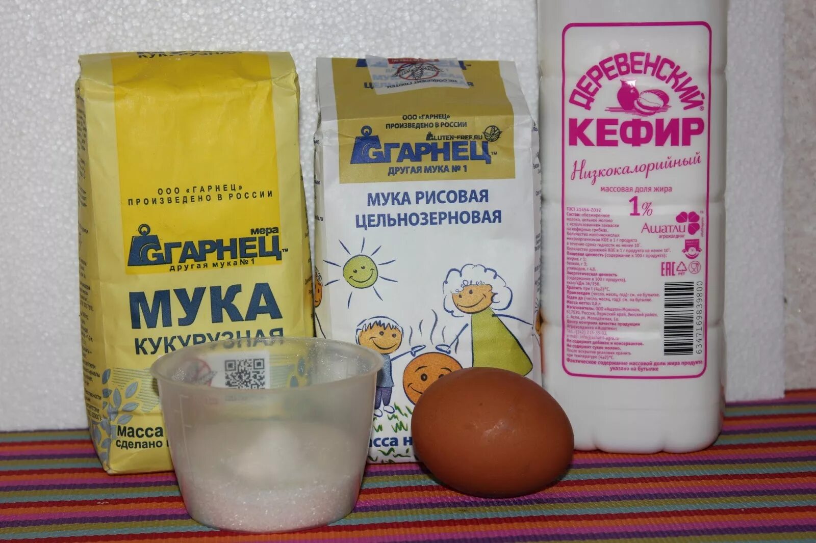 Кефир сахар мука рецепт. Кефир и мука. Кефир сахар сода мука яйцо. Кефир яйцо мука соль. Рисовая мука и кефир.