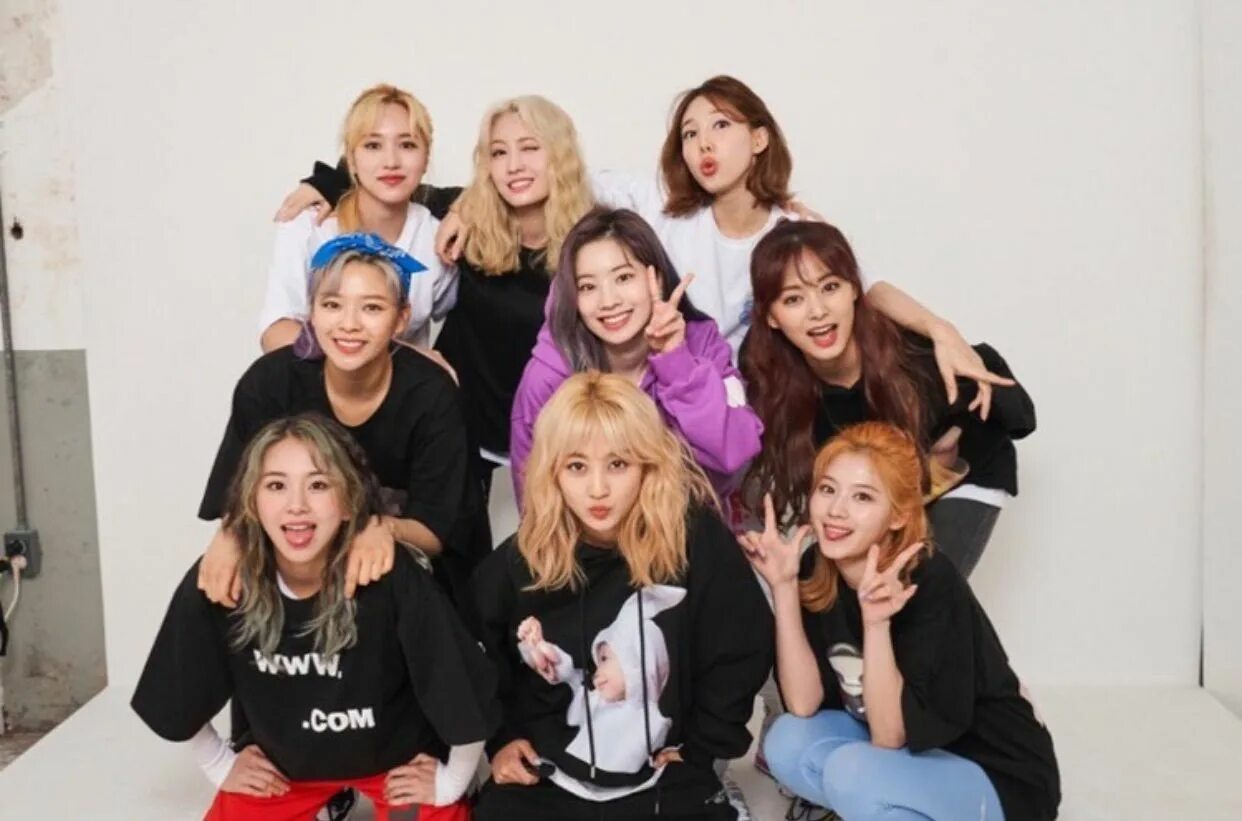 Double twice. Твайс. группа твайс. twice kpop. твайс дебют.