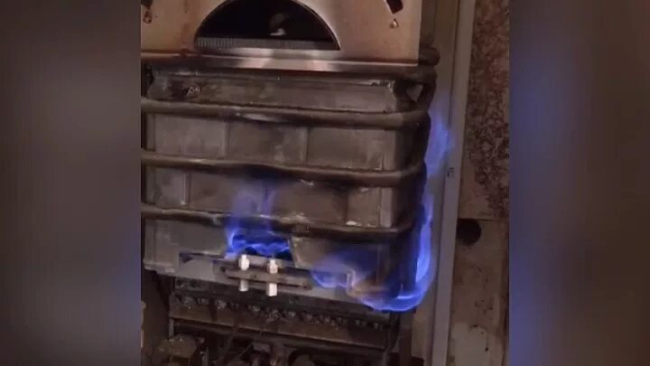 Почему колонка горит. Газовая колонка zerten w-20 прогар теплообменника. прогорел кожух теплообменника в газовой колонке. газовая колонка пламя 1995 года. прогорела газовая колонка.