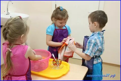 Мытье игрушек в саду