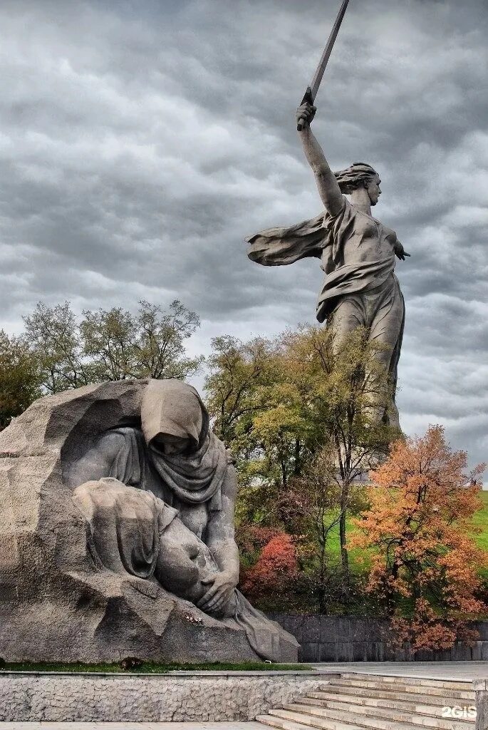 Памятник про великую отечественную войну. Мамаев Курган Волгоград. Памятники Сталинградской битвы в Волгограде. Мамаев Курган в Великую отечественную войну Сталинграда.