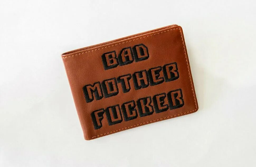 Кошелек чтиво. Бумажник bad mother f cker. кошелёк криминальное чтивт. бумажник из криминального чтива. кошелек криминальное чтиво.