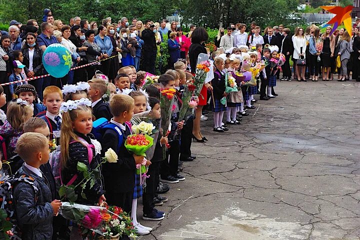 72 школа нижний новгород. Линейка в школе. Школьная линейка 1 сентября. 1 Сентября линейка в школе. 1 Сентября 2021 линейка.