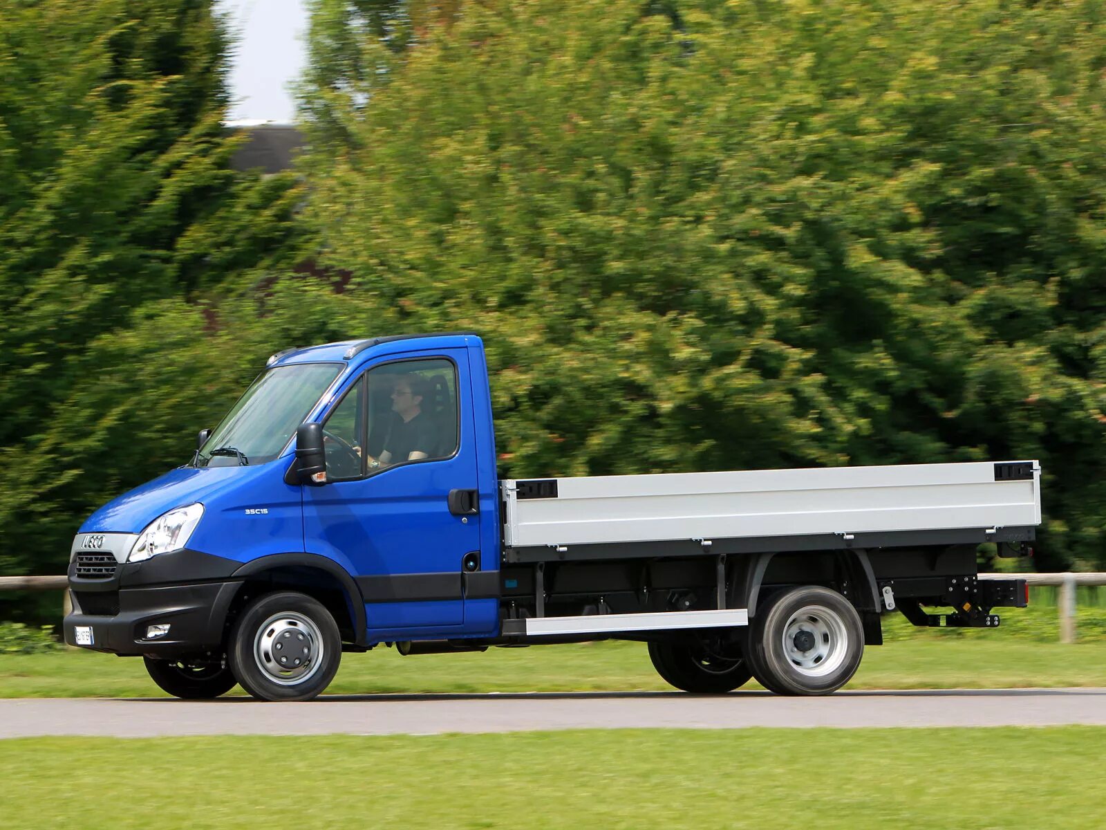 Грузовики 1 8. Автомобиль Ивеко Дейли грузовой. Iveco Daily бортовой. Iveco Daily 5. Ивеко бортовой до 3.5.