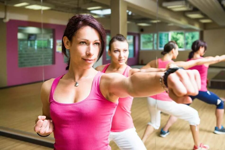 боксер в перчатках. Body combat les mills тренировки. Tae bo фитнес. боевые искусства девушки. зал для тренировок мма.