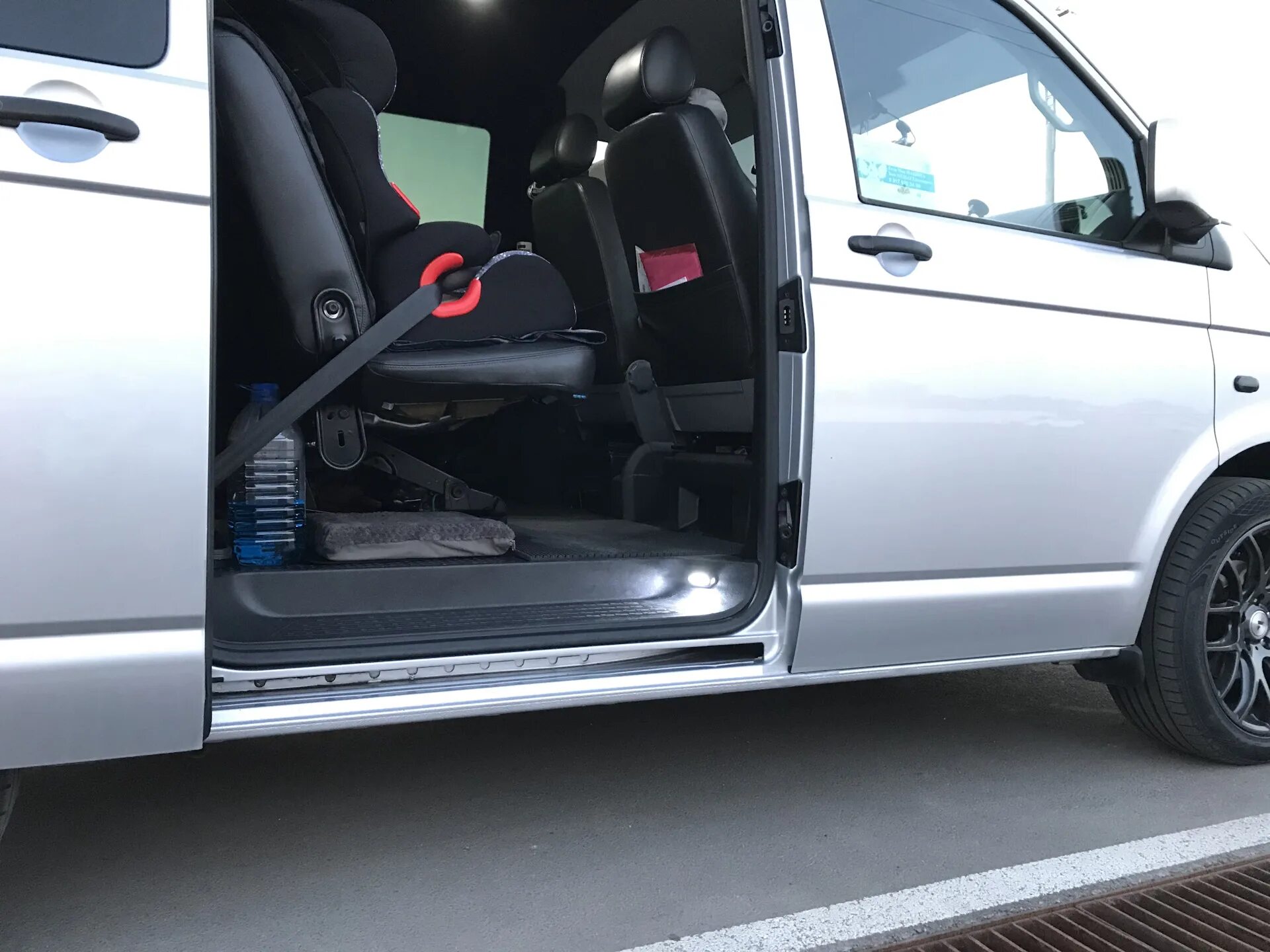 Направляющая сдвижной двери Volkswagen Transporter т5. Подножка Транспортер т5 боковая правая. Подсветка подножки Фольксваген т5. Мультивен т5. Дверь фольксваген мультивен т5