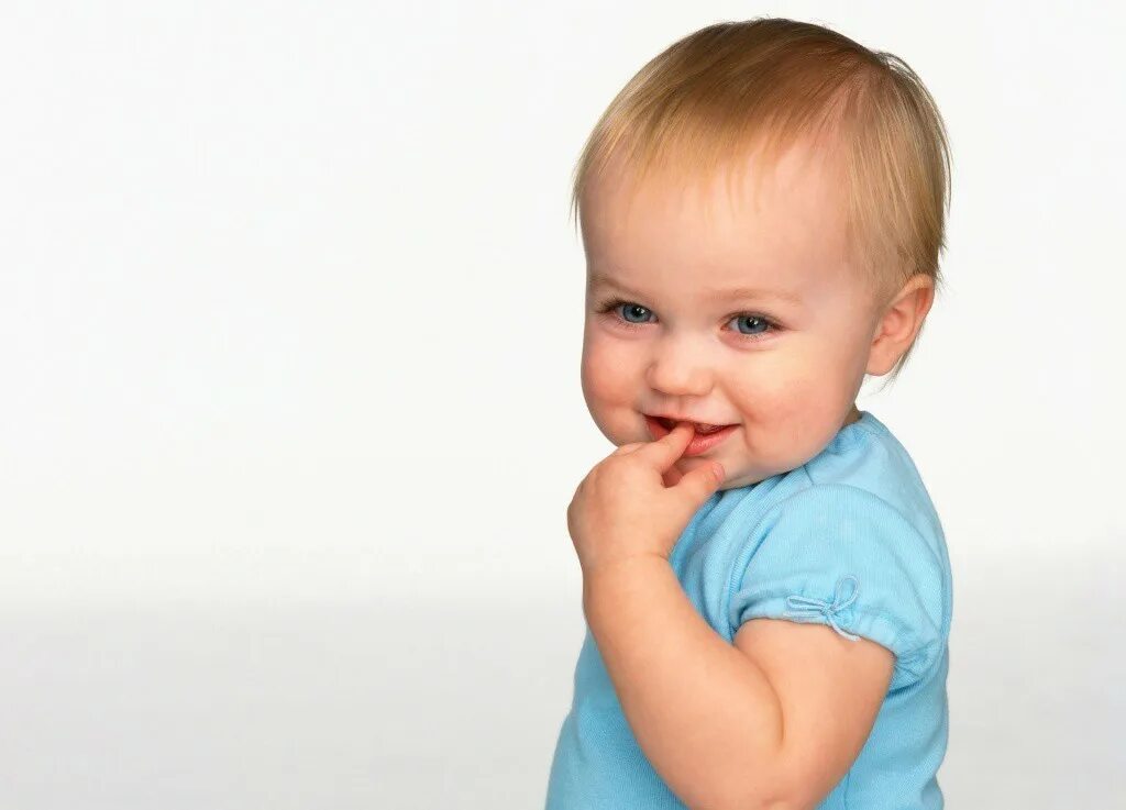 двухлетняя девочка. младенец блондин. дети до года. малыш до года. фото малышей 2 лет.