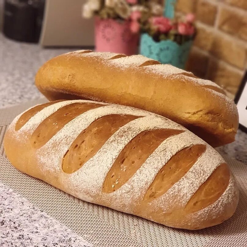 Хлеб своими руками в духовке. Батон. Батон хлеба. Батон домашний. Белый батон.