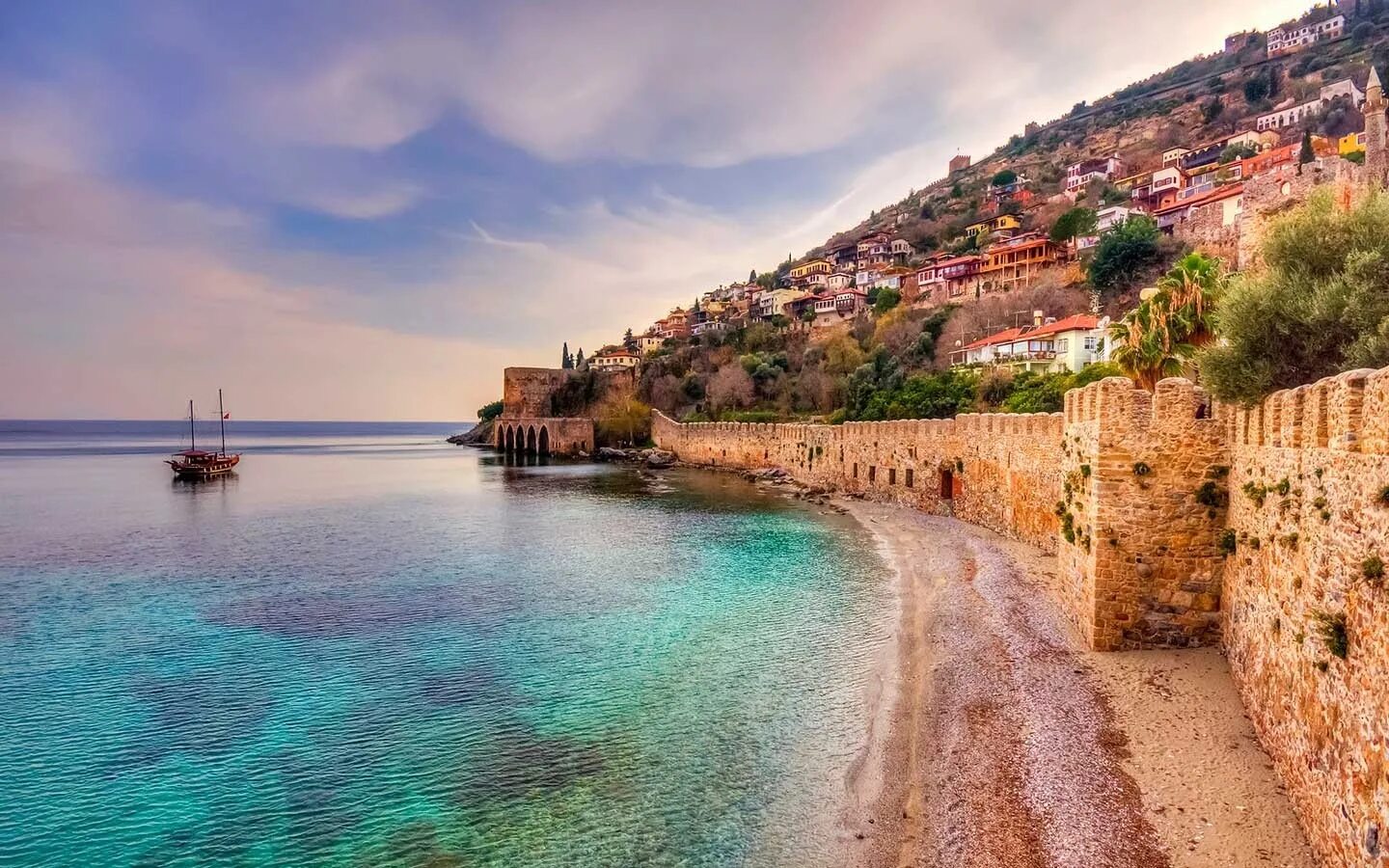 Алания крепость кызыл куле. Алания город в турции. Алания 2022 город. Анталия пляж клеопатры. Турция, анталья, аланья.