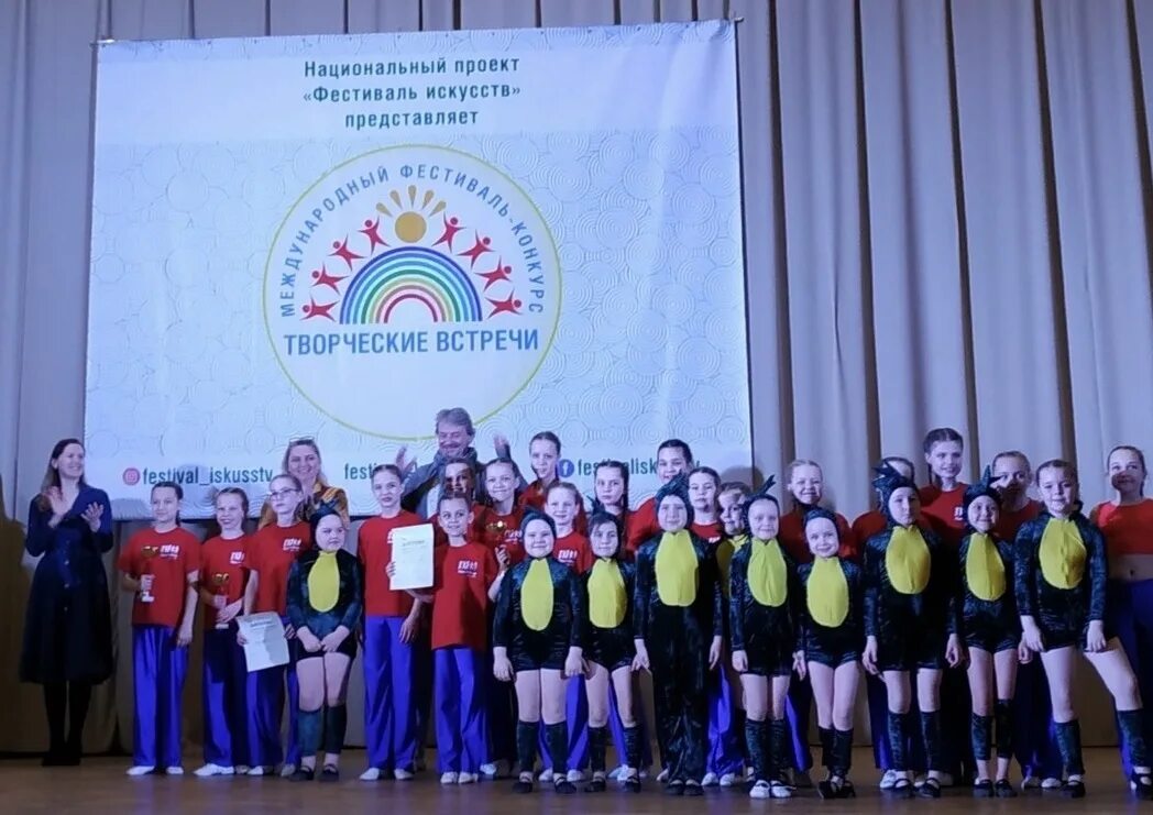 Родничок ковров. Отчетный концерт центра дополнительного образования. Вокальная студия дети солнца. Родничок ковров. Танец с соколом кузбегы даулыпаз.