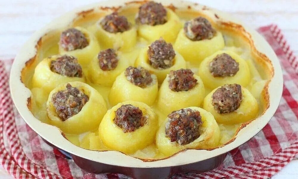 Картошка с фаршем в духовке. Картофель запеченный в фарше рецепт. Картофель фаршированный грибами. Фаршированная картошка в духовке. Картофель с фаршем в духовке порционно.
