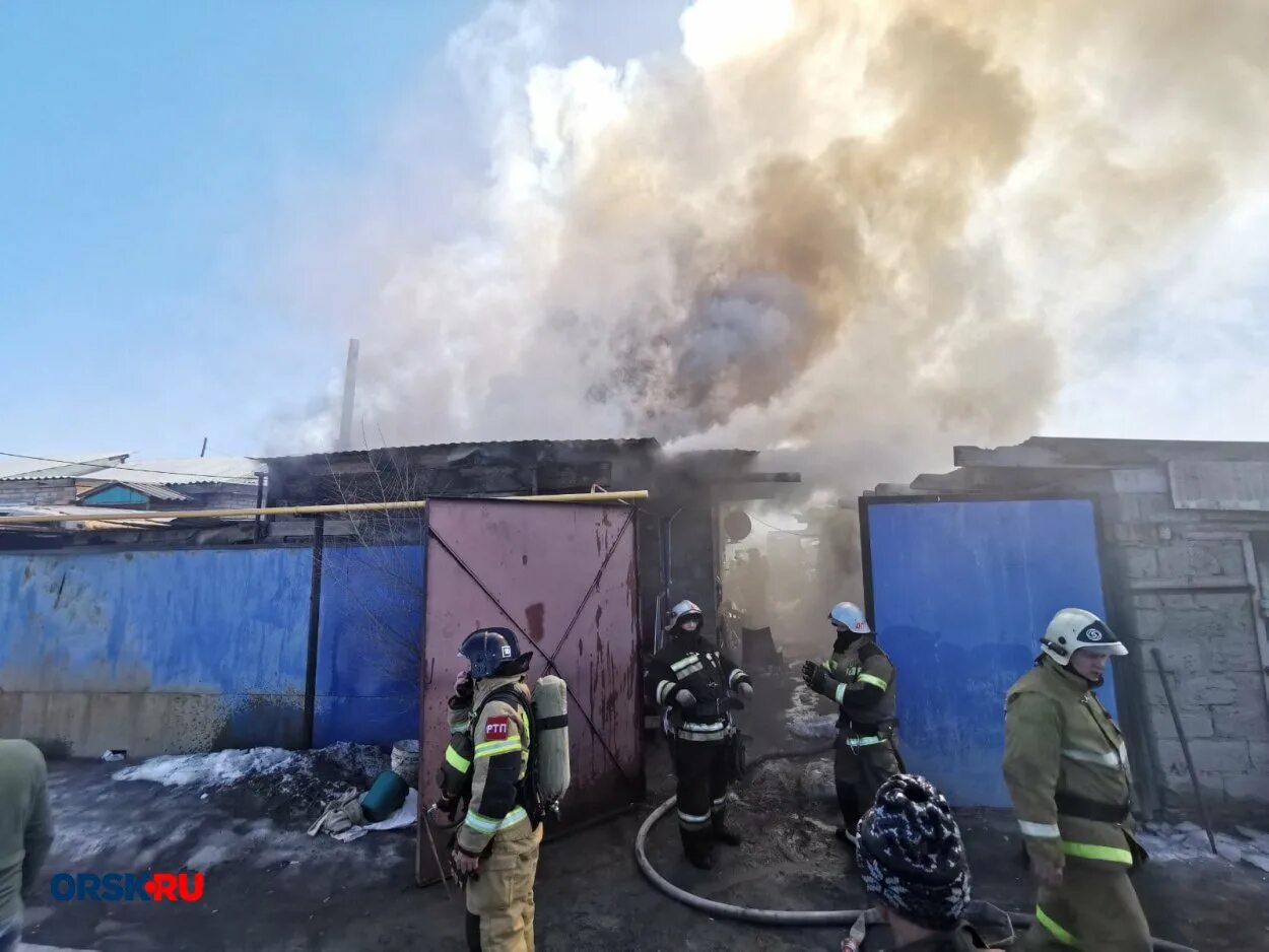 Сгоревший барак. Обская 94 новосибирск пожар. Пожар в бараке. Горел барак. Горел барак новосибирск.