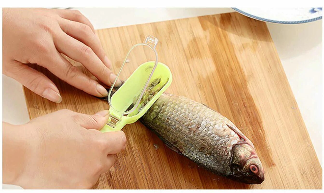 Как отмыть рыбу. Приспособление для очистки рыбы от чешуи. Нож для очистки рыбы. Чистка рыбы от чешуи. Рыбочистка для окуня.