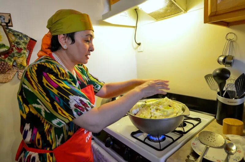 Узбечка готовит. Ош узбекский. Огромный казан плова. Ведущая доброе утро на первом дильбар файзиева. Узбечка с пловом в руках.