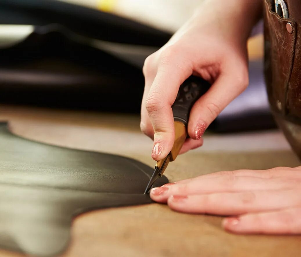 Техники обработки кожи. Чем режут кожу. Резка по коже.