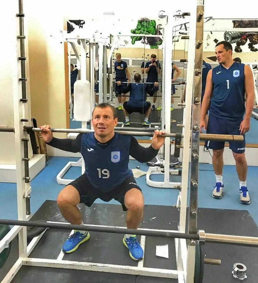 Тренер по силовым тренировкам. Спортзал охрана. Тренажёры в спортзале. Релакс макс горно-алтайск спортзал. Физические тренировки.