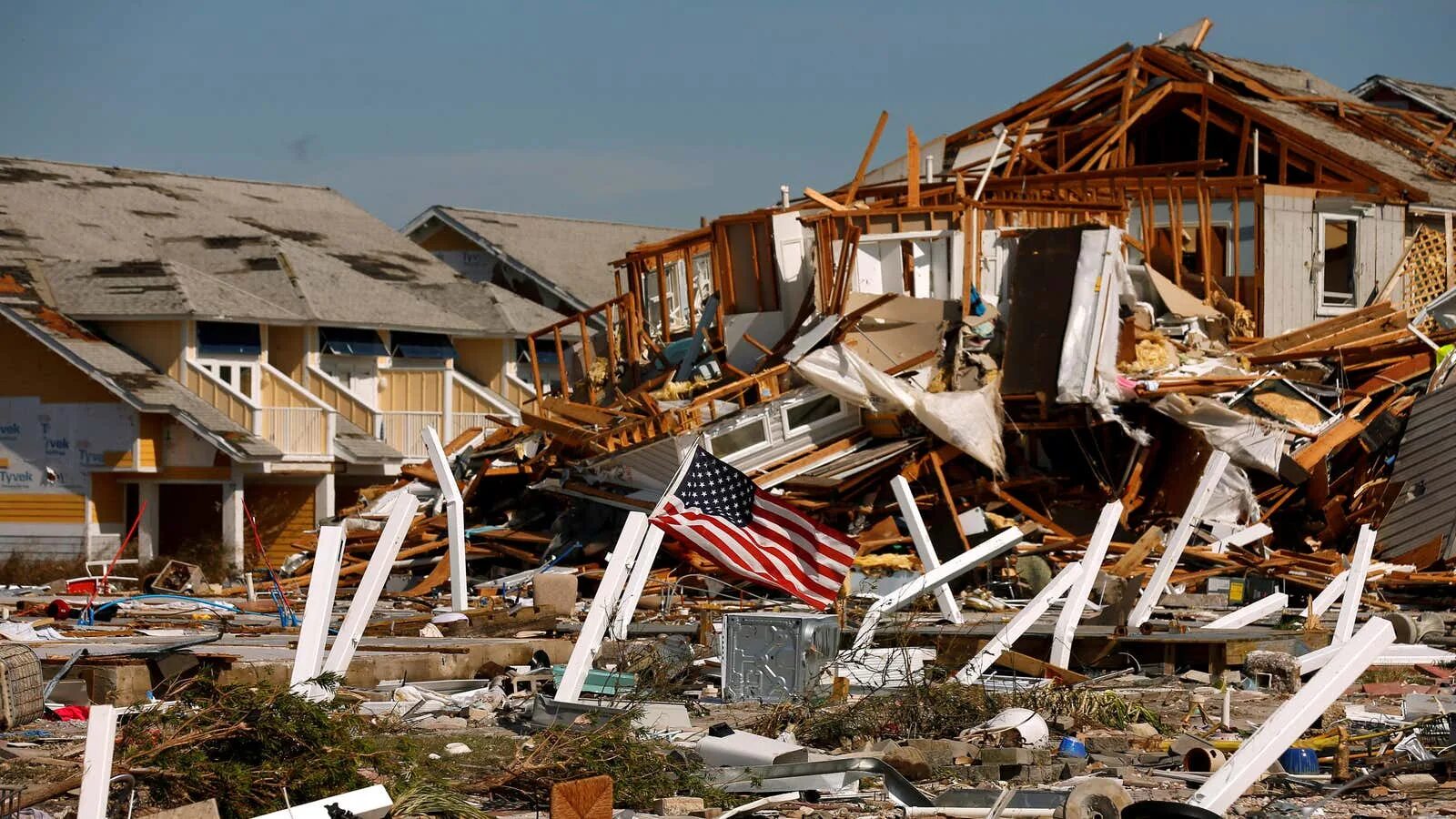 Natural disasters hurricane. Последствия урагана в США. Разрушения от урагана. Разрушенные дома в Америке.