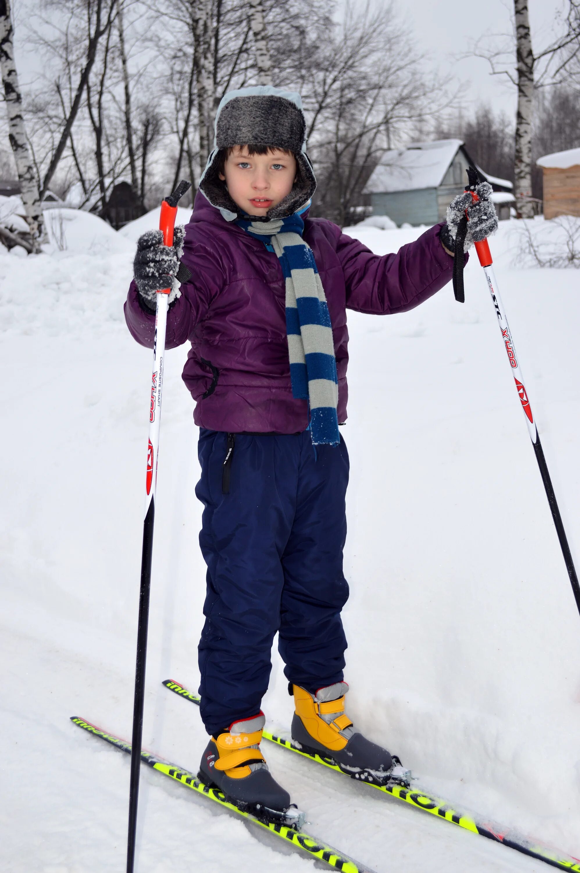 Лыжи ребенку в школу. Школьники на лыжах. Дети на лыжах. Мальчик катается на лыжах. Дети на беговых лыжах.
