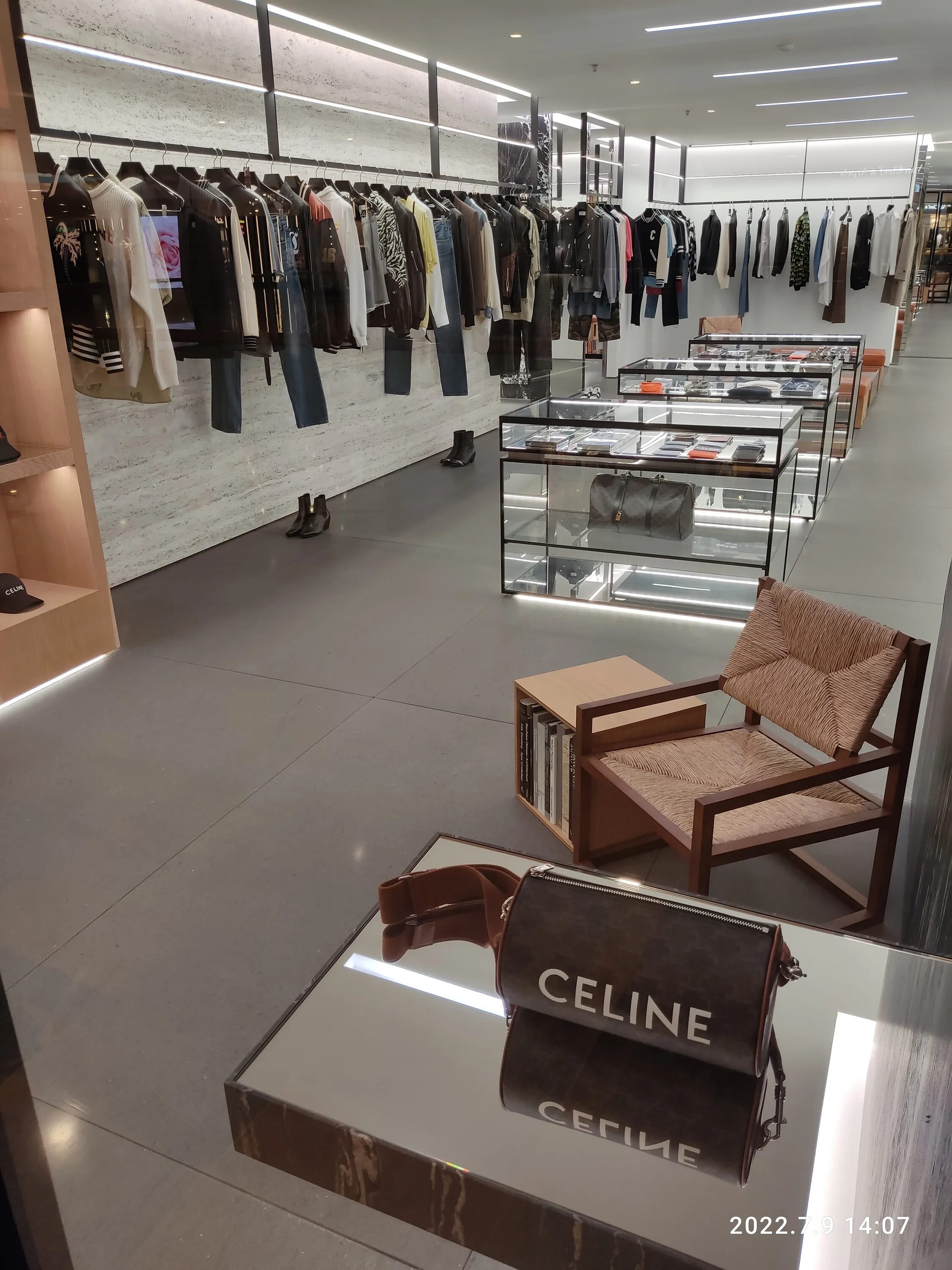 Бутик селин. Celine бутики. Люксовая одежда. Магазин celine. Лакшери стор.