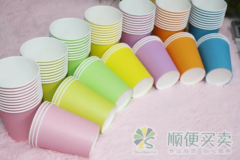 Стаканы бумажные цветные. Картонная посуда для праздника. Прочная одноразовая посуда для праздника. Материал бумажных стаканчиков.