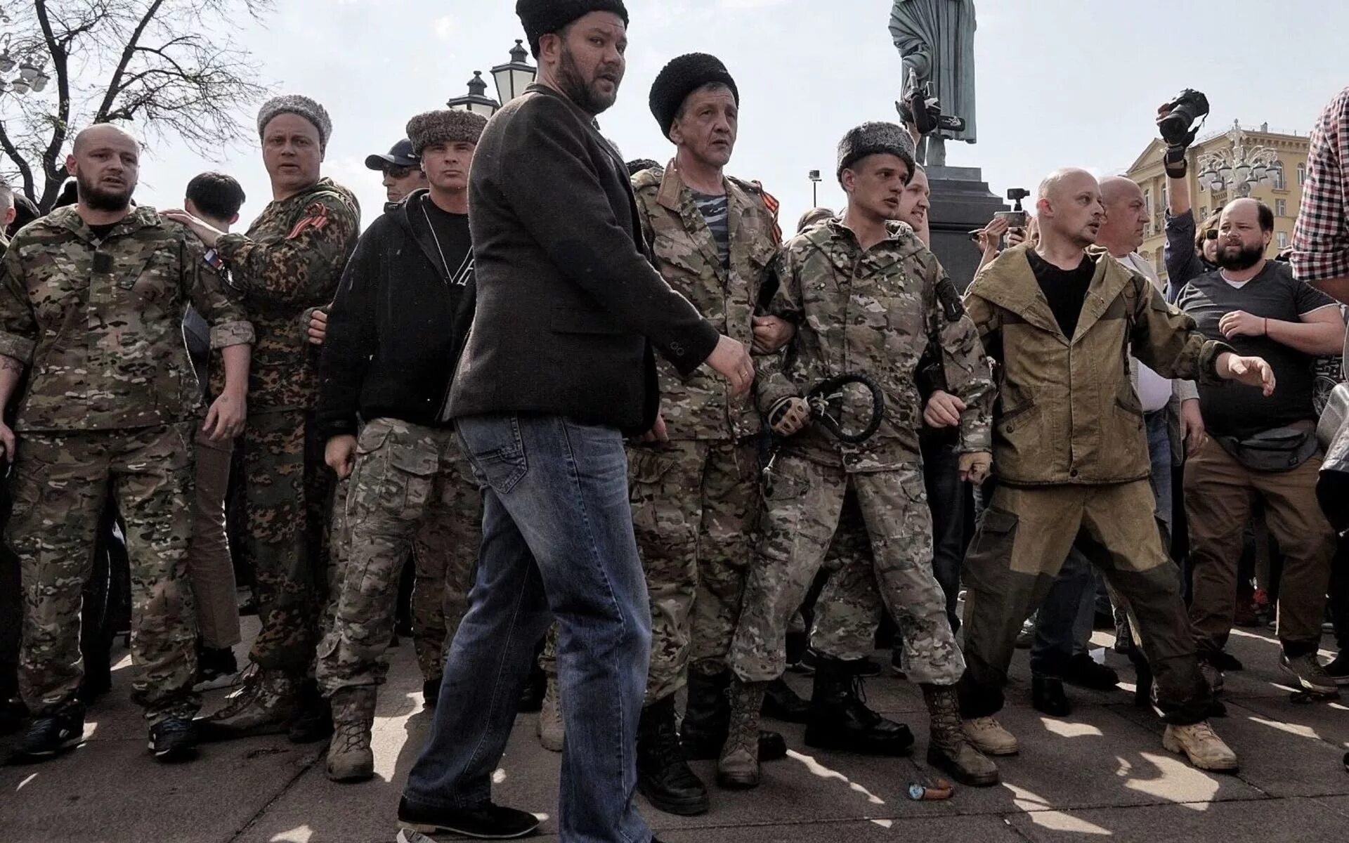 Казаки нагайками разгоняют митинг в Москве. Казаки избивают людей нагайками. Казаки с нагайками в Москве. Казаки с нагайками разгоняют.