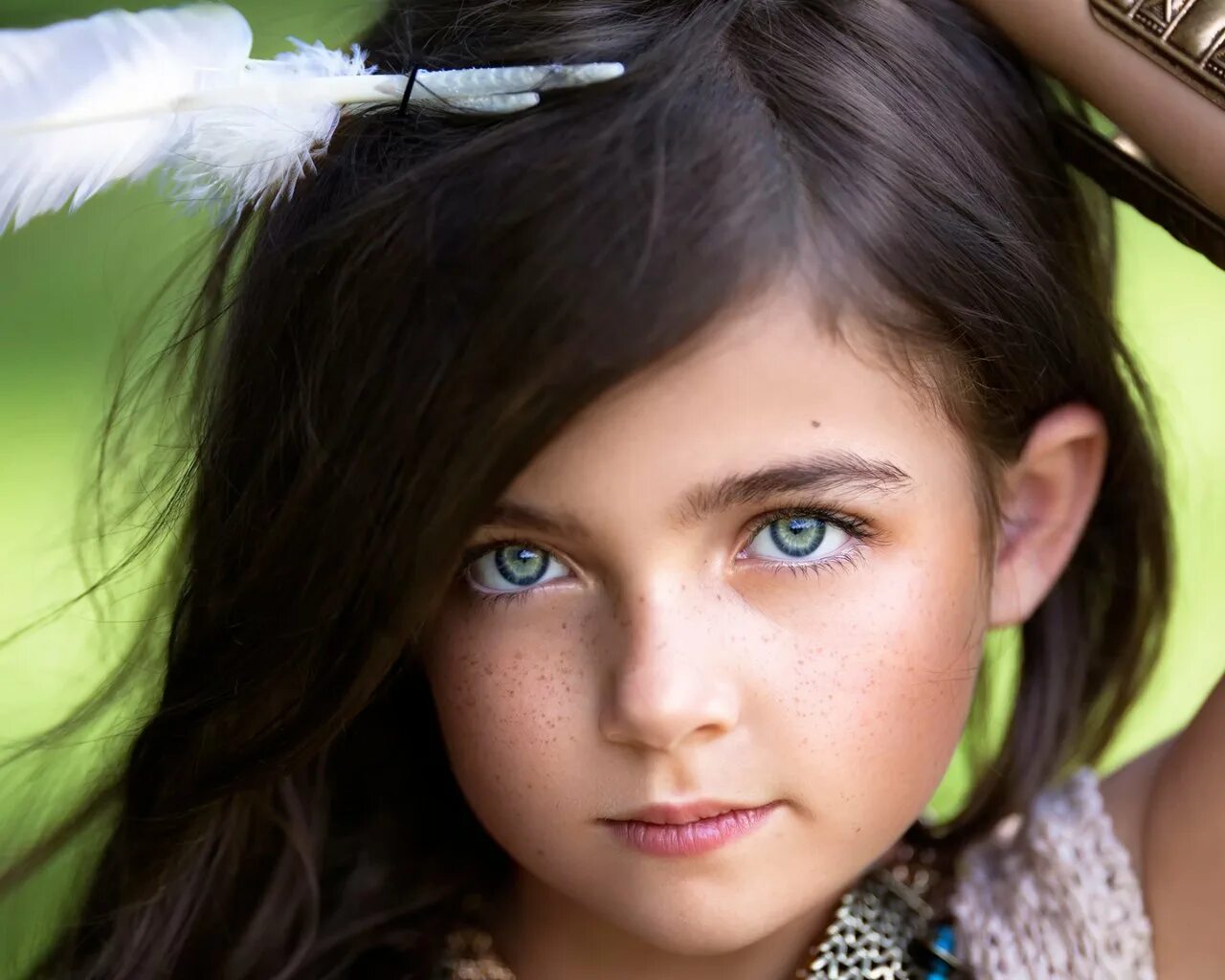 Маленькие дети с черными волосами. Маленькая девочка с зелеными глазами. Брюнетка с голубыми глазами. Девочка с голубыми глазами и темными волосами. Девочка с темными волосами.