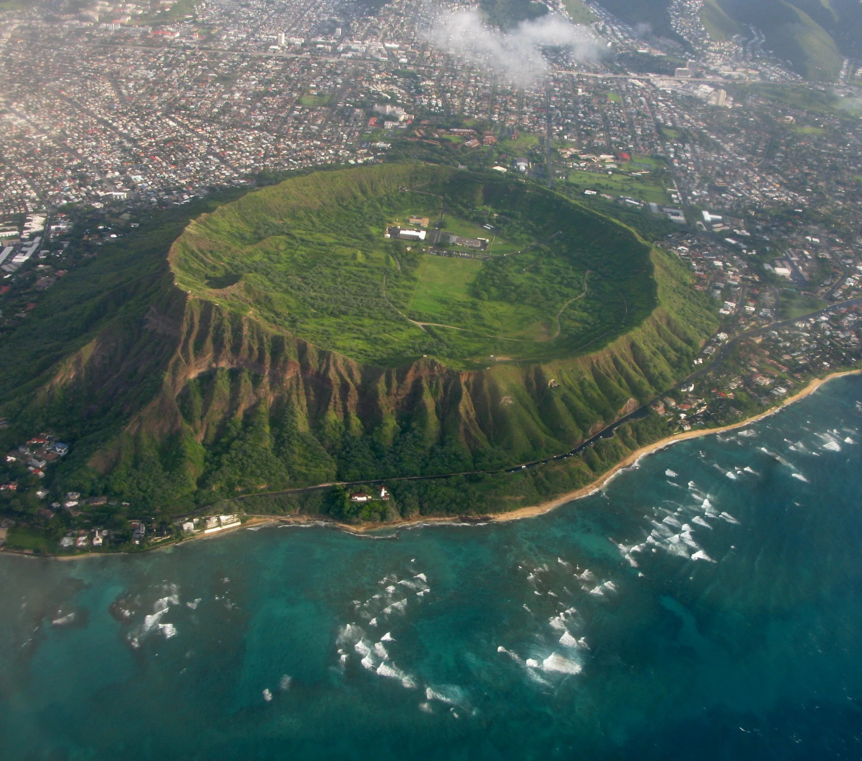 Кратер Даймонд хед Гавайи. Оаху Гавайи кратер. Кратер на острове Оаху (Гавайи) .. Кратер Даймонд-хед, на острове Оаху..