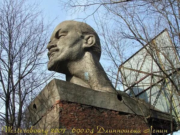 Дом бюстов. Памятник а. Черчилль уинстон бьюст. Фасад прага. Дом алексеевой екатеринбург.